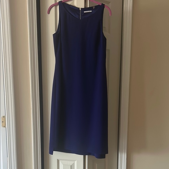 T Tahari Dresses & Skirts - T Tahari Sleeveless Midi- Dress with back zip. Size 6.